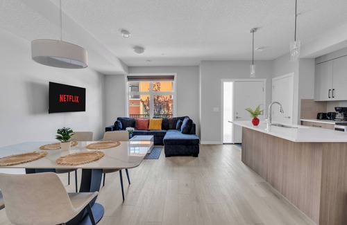 Southwest Calgary House | Luxury 3BR in Belmont | Private Garage + Sleep 6