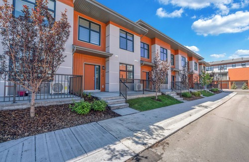 Southwest Calgary House | Luxury 3BR in Belmont | Private Garage + Sleep 6
