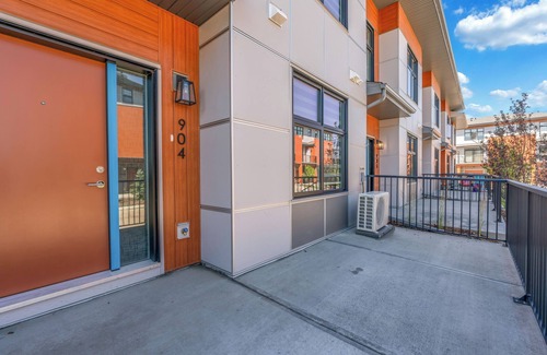 Southwest Calgary House | Luxury 3BR in Belmont | Private Garage + Sleep 6