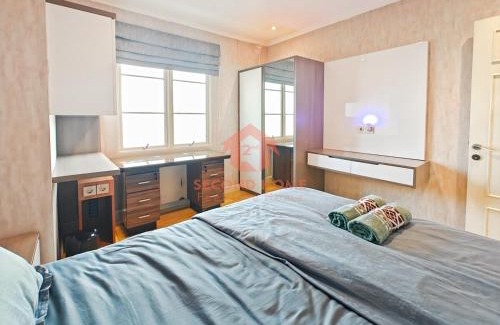 Kelapa Gading Barat Apartment | Luxury 3BR MOI Apt with Pool Wi-Fi Netflix by 2ndHome