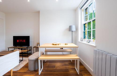 Kentish Town Apartment | Luxury 3BR Pool Table GymBike SmartTV WiFi AC