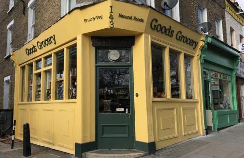 Kentish Town Apartment | Luxury 3BR Pool Table GymBike SmartTV WiFi AC