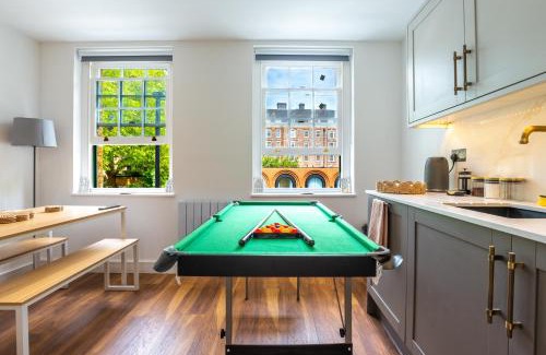 Kentish Town Apartment | Luxury 3BR Pool Table GymBike SmartTV WiFi AC