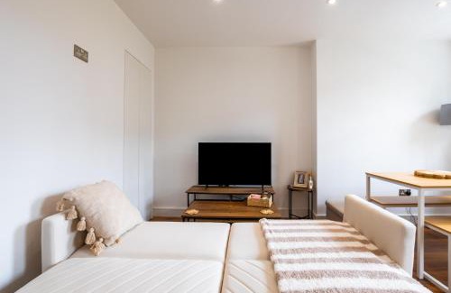 Kentish Town Apartment | Luxury 3BR Pool Table GymBike SmartTV WiFi AC