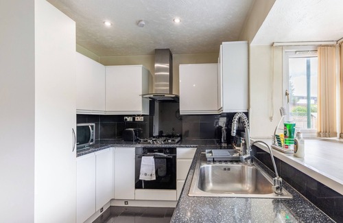 Dartford House | Luxury 3BR Sleeps 8 Parking