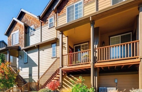 Five Oaks House | Luxury 3BR + Studio Townhome – Walk to Nike, MAX, Dining & More!