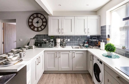 Oxford House | Luxury 4 bed 5 baths house ,free parking, wifi