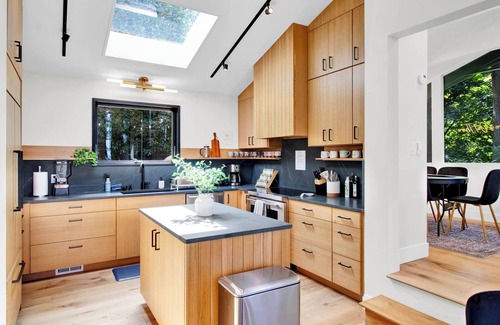 Eugene House | Luxury 4-bedroom house with Spa, Pool Table, and Amazing views! Close to Campus!