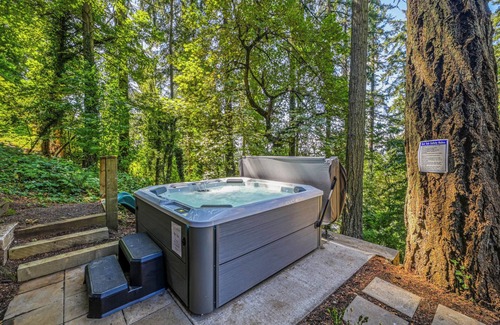 Eugene House | Luxury 4-bedroom house with Spa, Pool Table, and Amazing views! Close to Campus!