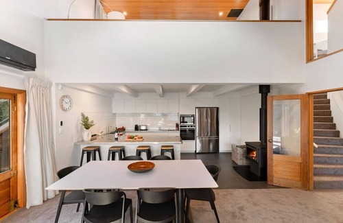 Sunshine Bay Apartment | Luxury 4BR Home - Spa, Views & Pool Table