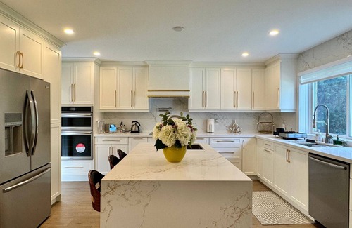 Clarkson-Lorne Park House | Luxury 4BR Retreat with Pool, Piano, Spa & Games