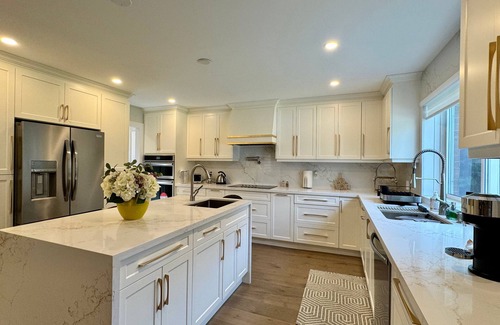 Clarkson-Lorne Park House | Luxury 4BR Retreat with Pool, Piano, Spa & Games