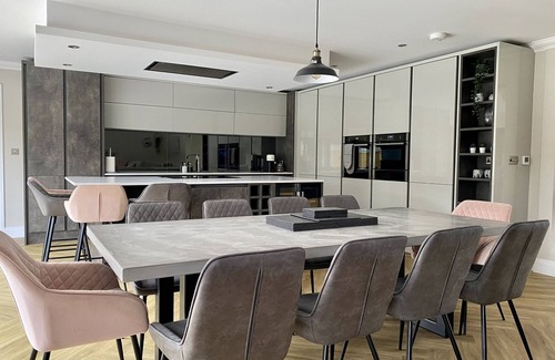 Corfe Mullen House | Luxury 5 Bedroom House - Games Room, Cinema Room & Heated Swim Spa(Pool/Hot Tub)