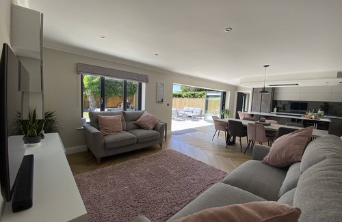 Corfe Mullen House | Luxury 5 Bedroom House - Games Room, Cinema Room & Heated Swim Spa(Pool/Hot Tub)