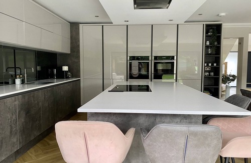 Corfe Mullen House | Luxury 5 Bedroom House - Games Room, Cinema Room & Heated Swim Spa(Pool/Hot Tub)