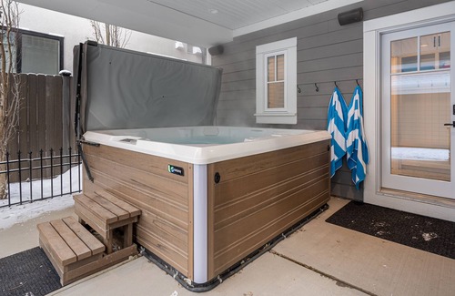 Currie Barracks House | Luxury 5 Bedroom Getaway in Currie Barracks