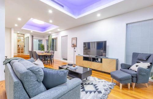 Melrose Park House | Luxury 5BD house w water view in Melrose Park