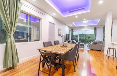 Melrose Park House | Luxury 5BD house w water view in Melrose Park