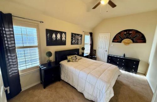 Rowlett House | Luxury 5BR Retreat, Kid's Playroom! Near Lake Hubbard, Vineyard Views