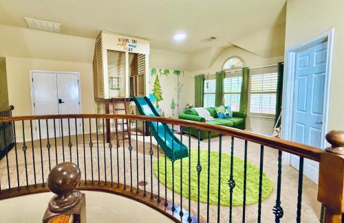Rowlett House | Luxury 5BR Retreat, Kid's Playroom! Near Lake Hubbard, Vineyard Views