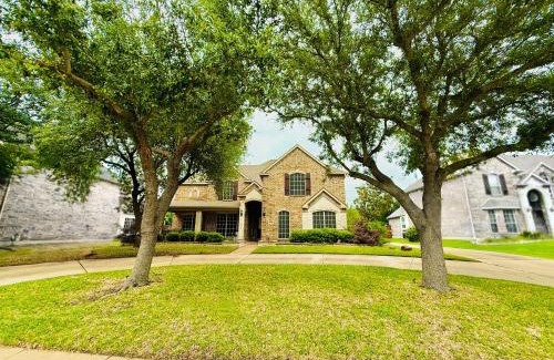 Rowlett House | Luxury 5BR Retreat, Kid's Playroom! Near Lake Hubbard, Vineyard Views
