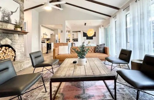 Indian Oaks House | *Luxury 5mi Domain 6Rms3 bath/Pool/HotTub/Foosball