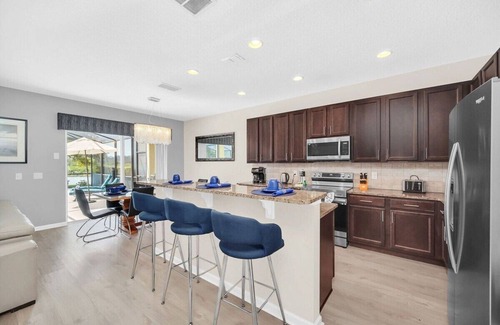 Sunridge Woods House | Luxury 6BR Villa | Lagoon-View Pool, Disney & Mario Rooms – Near Parks