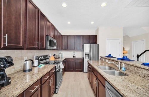 Sunridge Woods House | Luxury 6BR Villa | Lagoon-View Pool, Disney & Mario Rooms – Near Parks