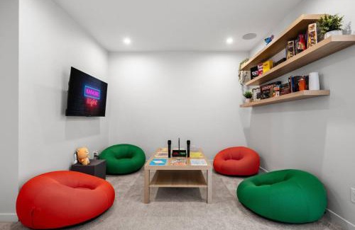 Calgary House | Luxury 7 Bedroom House with Karaoke Sound System and 100 Inch Projector