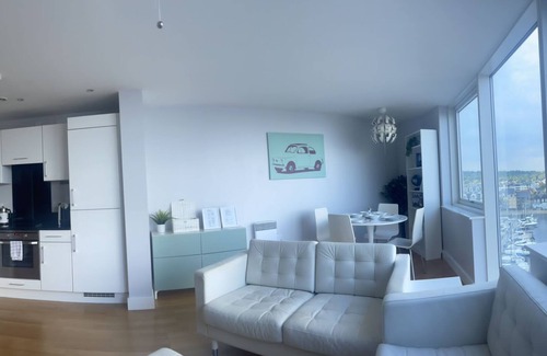 Chatham Apartment | Luxury 8th Floor Apartment Overlooking Marina and River