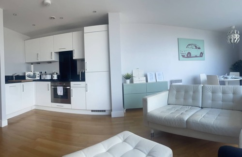 Chatham Apartment | Luxury 8th Floor Apartment Overlooking Marina and River