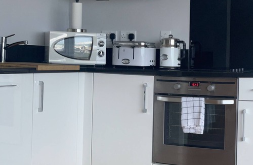 Chatham Apartment | Luxury 8th Floor Apartment Overlooking Marina and River