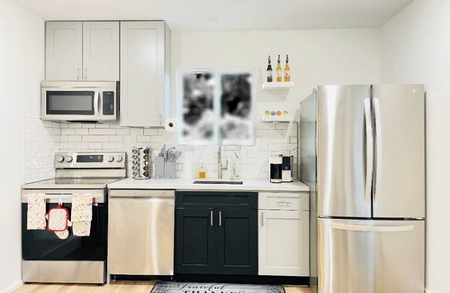 Lawndale/ Wayside Apartment | Luxury AI voice-Control Smart Home- Free Breakfast