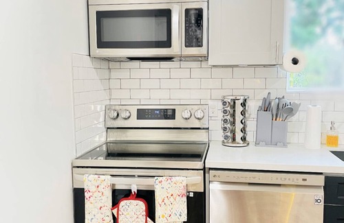 Lawndale/ Wayside Apartment | Luxury AI voice-Control Smart Home- Free Breakfast