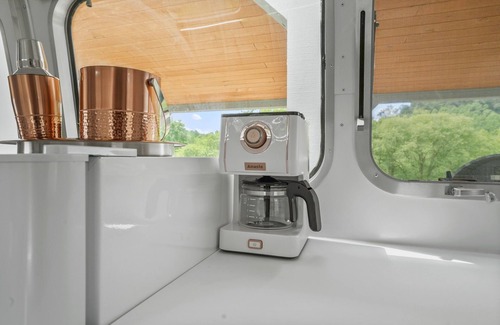 Rockbridge House | Luxury Airstream Glamping Cosmopolitan Unit 4 of 6, On-Site Hiking, Sauna