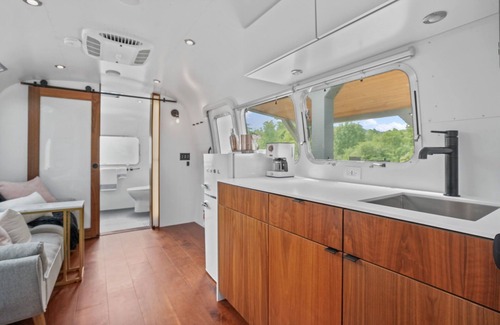 Rockbridge House | Luxury Airstream Glamping Cosmopolitan Unit 4 of 6, On-Site Hiking, Sauna