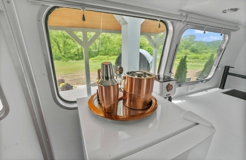 Rockbridge House | Luxury Airstream Glamping Cosmopolitan Unit 4 of 6, On-Site Hiking, Sauna