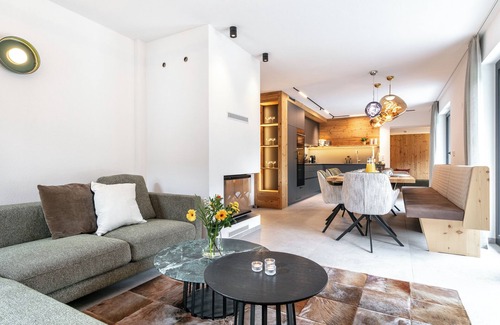 Pettneu am Arlberg Apartment | Luxury apartment with a fireplace