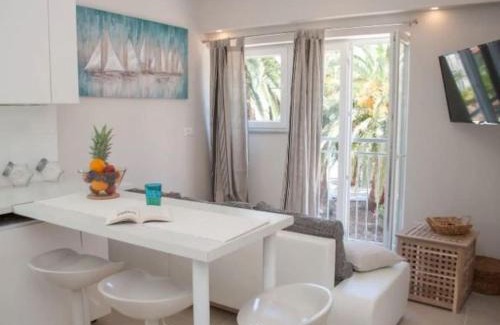 Cove Rogacic Apartment | Luxury apartment across ferry port