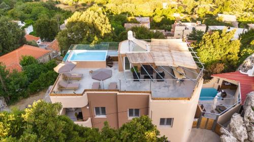 Sivritos Apartment | Luxury apartment with rooftop pool in Meronas