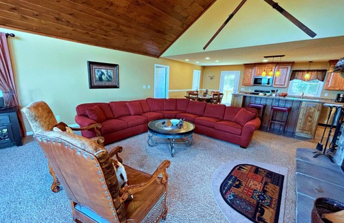 Snowshoe Cabin | Luxury at Snowshoe | Jacuzzi Mountain Views + Arcade