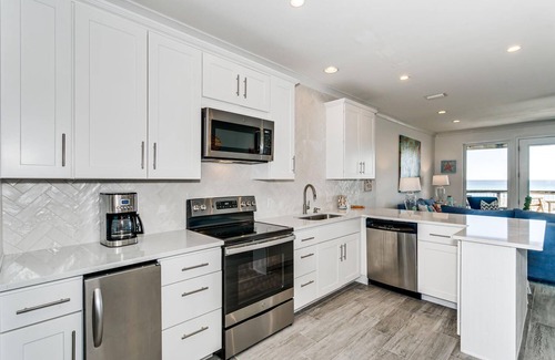 Navarre Beach House | Luxury Beachfront: TWO Kings Beds Beach Chairs & Paddleboard included. Sleeps 14