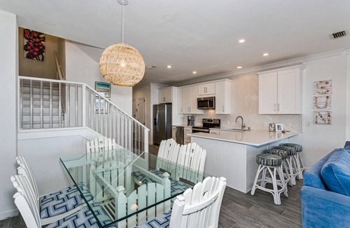 Navarre Beach House | Luxury Beachfront: TWO Kings Beds Beach Chairs & Paddleboard included. Sleeps 14