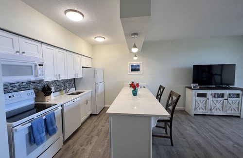 Orange Grove Condo | Luxury Beachfront Condo with Pool and Hot Tub