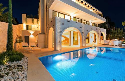 Selca Villa | Luxury Beachfront Villa Silvery Moon with private pool, jacuzzi, sauna and gym on Brac island - Sumartin