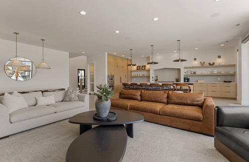 St. George House | Luxury Beachside: Lagoon Front + Private Pool + Fall Break Availability!
