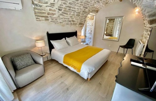 Martignargues House | LUXURY BIJOU SUITE with private Jacuzzi