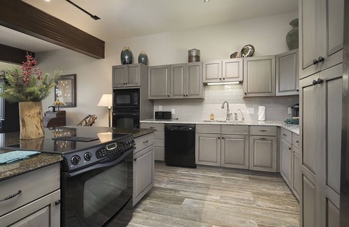 Corinthian Hills House | Luxury By The Lake: Dive into the captivating views from the rooftop deck!