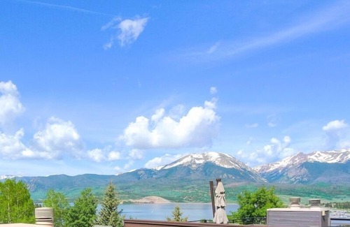 Corinthian Hills House | Luxury By The Lake: Dive into the captivating views from the rooftop deck!