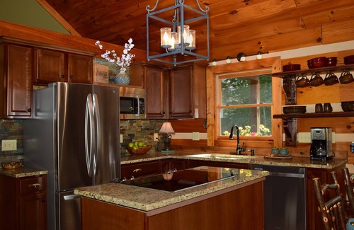 Boone Cabin | ☆ Luxury ☆ Cabin☆3BR☆Firepit☆Fireplace☆Deck☆Porch☆3 Smart TVs☆Mountains☆Jacuzzi☆